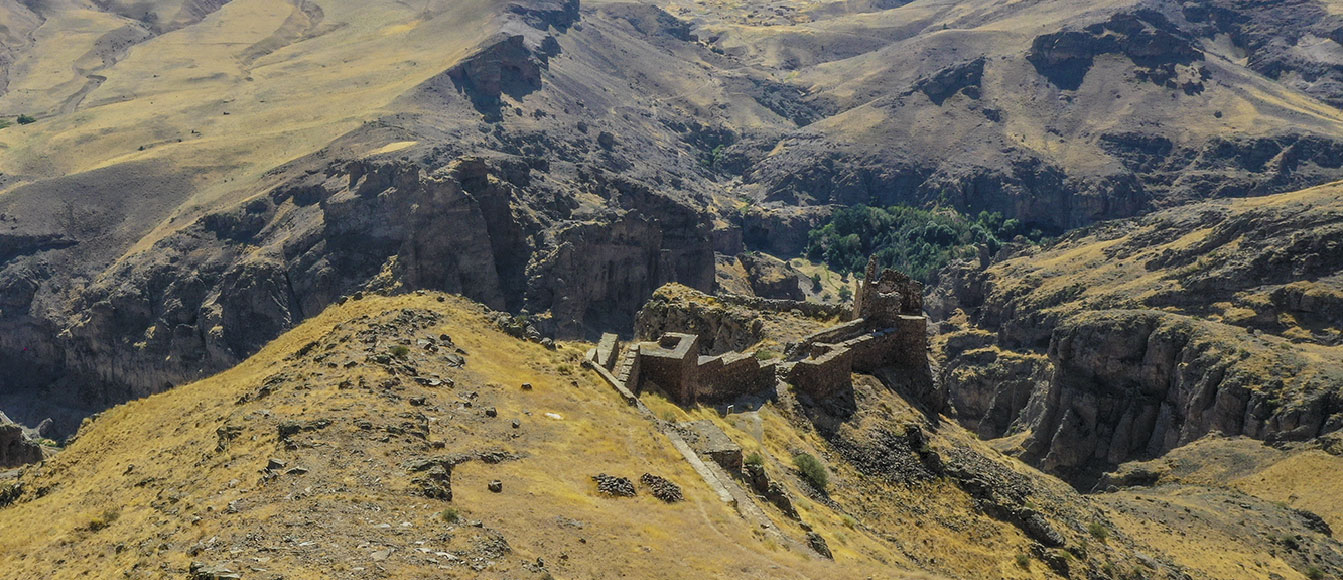 media/plg_solidres_experience/images/23da6eee3d452c3c3ea8e61068369229/Azarbaijansharghi/Hashtrood-Maragheh/slide/zahak-castle3.jpg