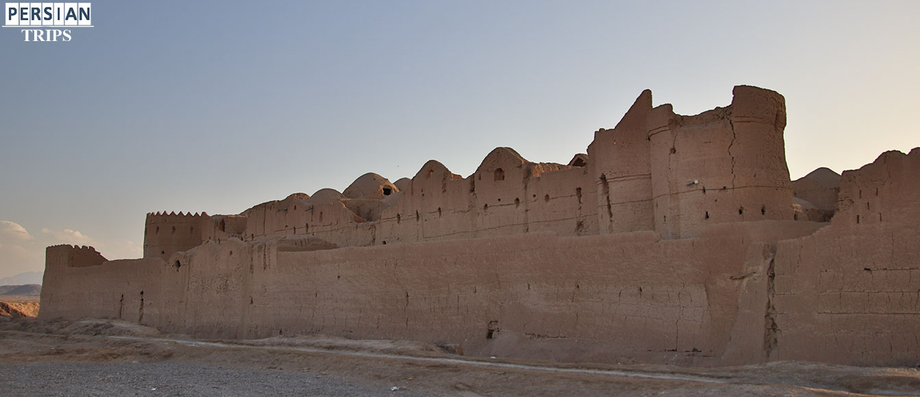 media/plg_solidres_experience/images/23da6eee3d452c3c3ea8e61068369229/yazd/Mehriz/slide/Sar-Yazd-castle3.jpg